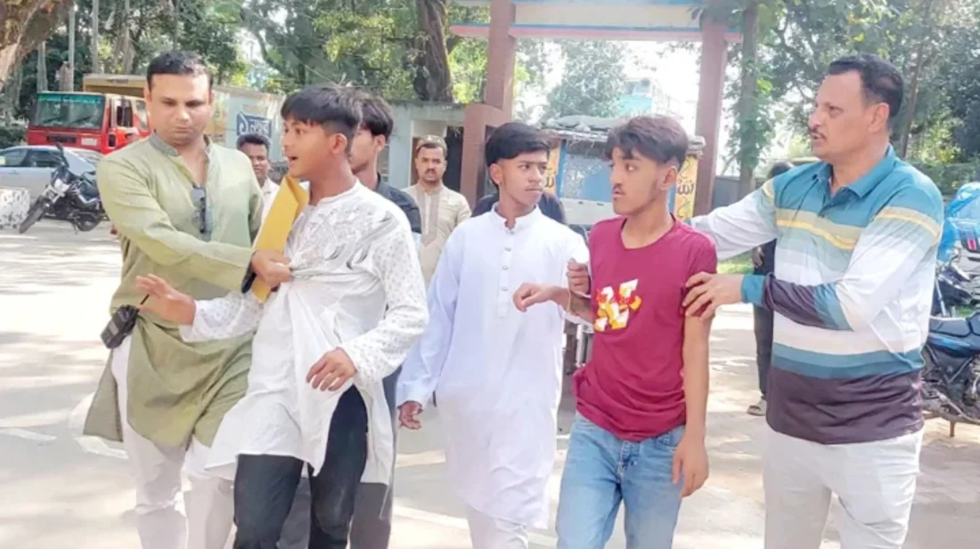 থানার সামনে যুবলীগের মিছিল, ধাওয়া দিয়ে ৮ জনকে ধরলেন বিএনপি নেতাকর্মীরা