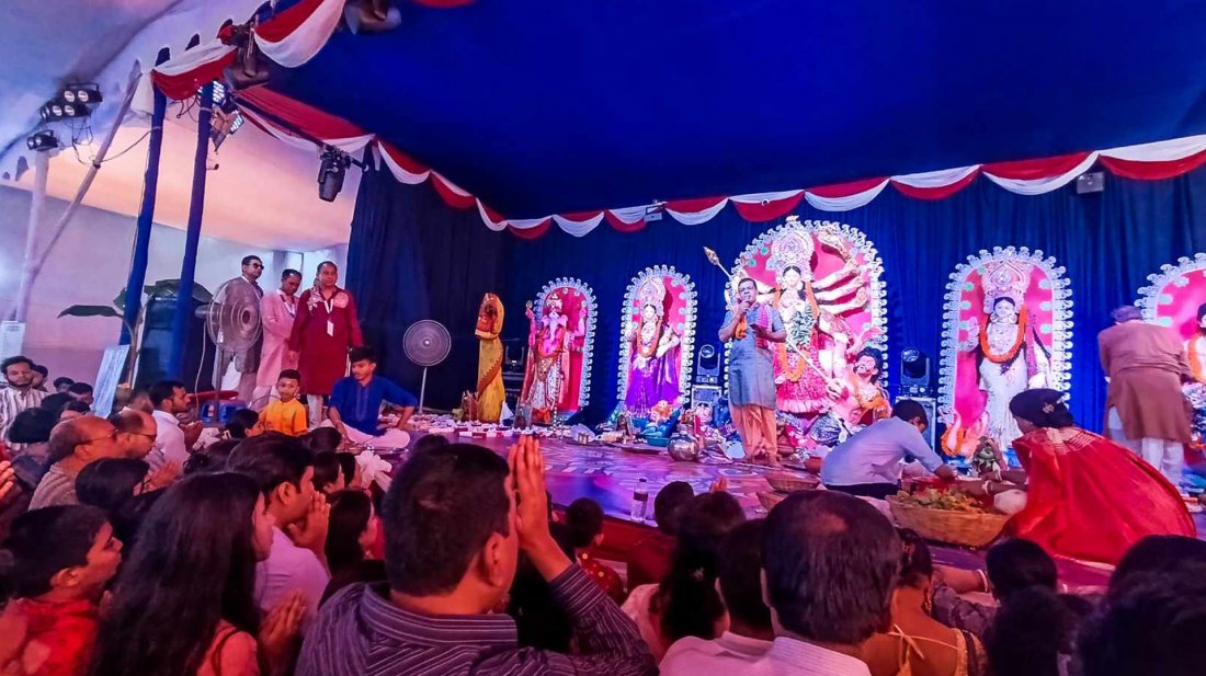সপ্তমীতে মণ্ডপে ভক্তদের ভিড়