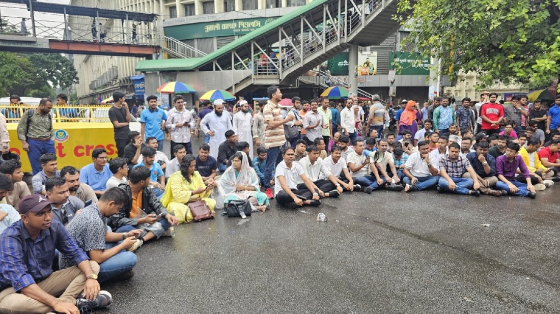 এবার শাহবাগ ও ইন্টারকন্টিনেন্টাল মোড় অবরোধ করলো ছাত্রদল