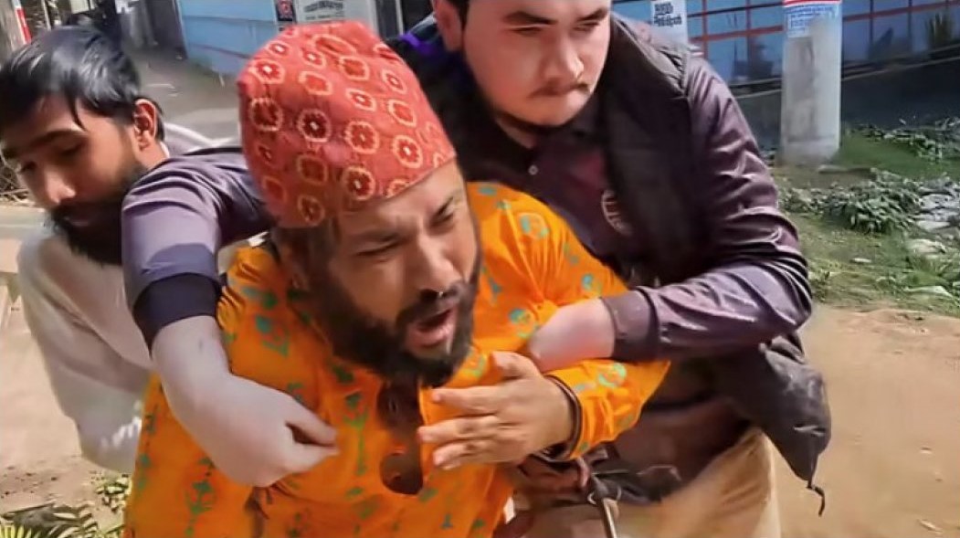 শিক্ষককে হেনস্তার পর টেনেহিঁচড়ে প্রক্টর অফিসে নিলেন চাকসুর নেতারা