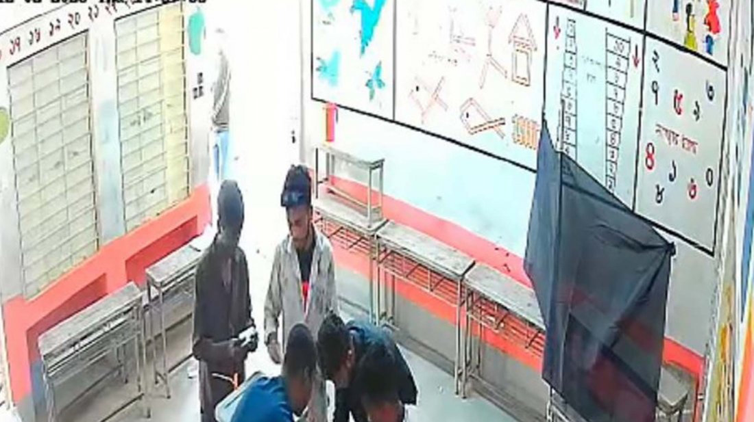 ব্যালটে সিল মেরে বাক্সে ভরেন ৫ তরুণ, ধরা পড়লো সিসি ক্যামেরায়